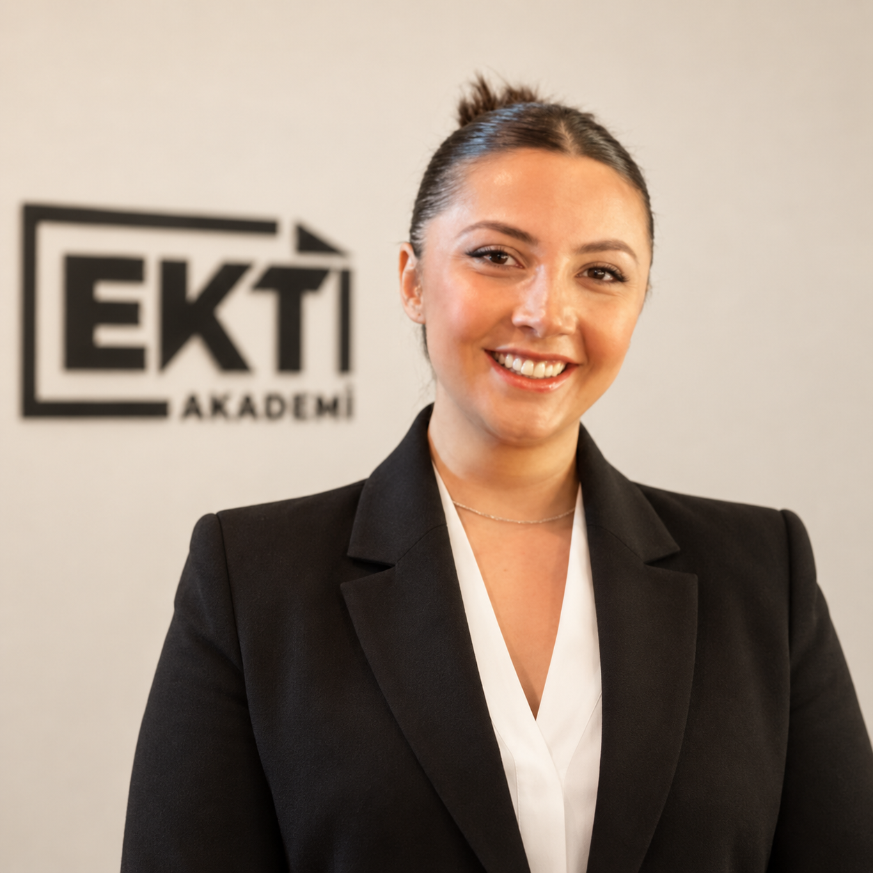Nur Özlem Karabıyık - EKT Akademi eğitmeni